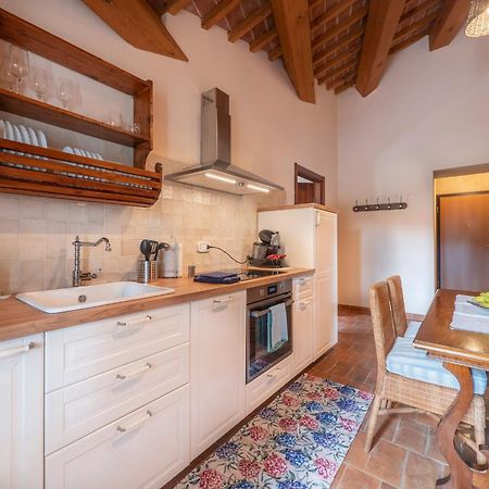 Stunning Apartment In Mombaroccio Near Metauro River Exterior foto