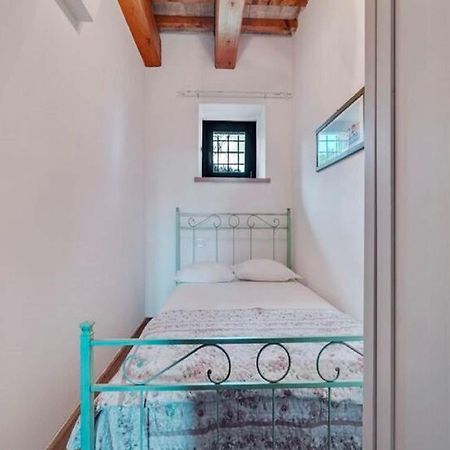 Stunning Apartment In Mombaroccio Near Metauro River Exterior foto