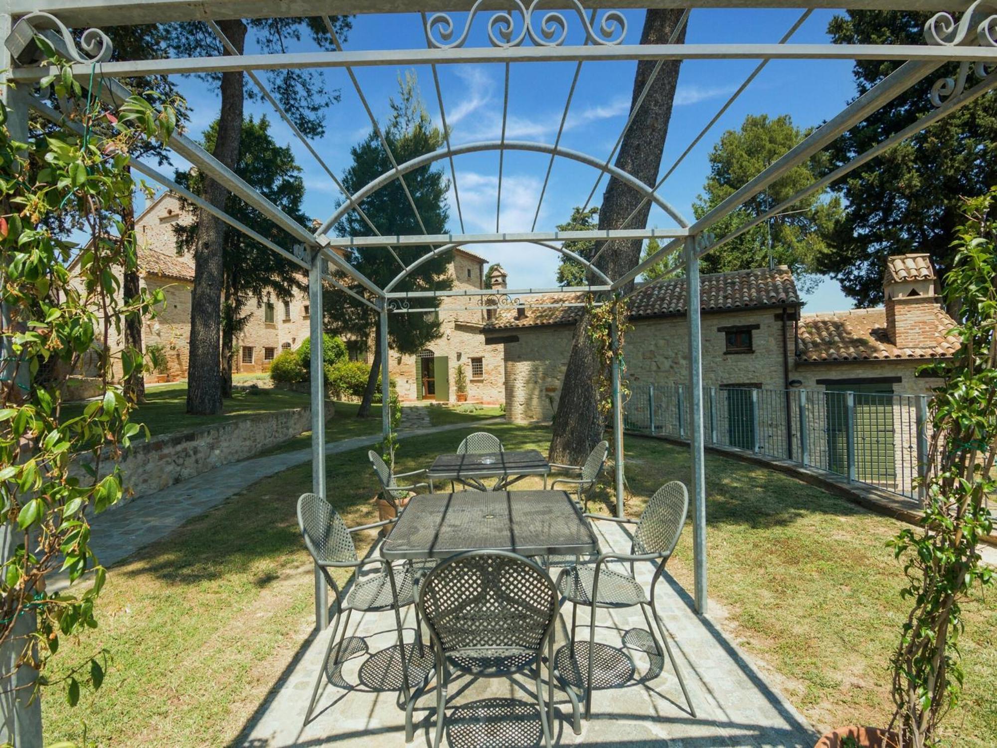 Stunning Apartment In Mombaroccio Near Metauro River Exterior foto