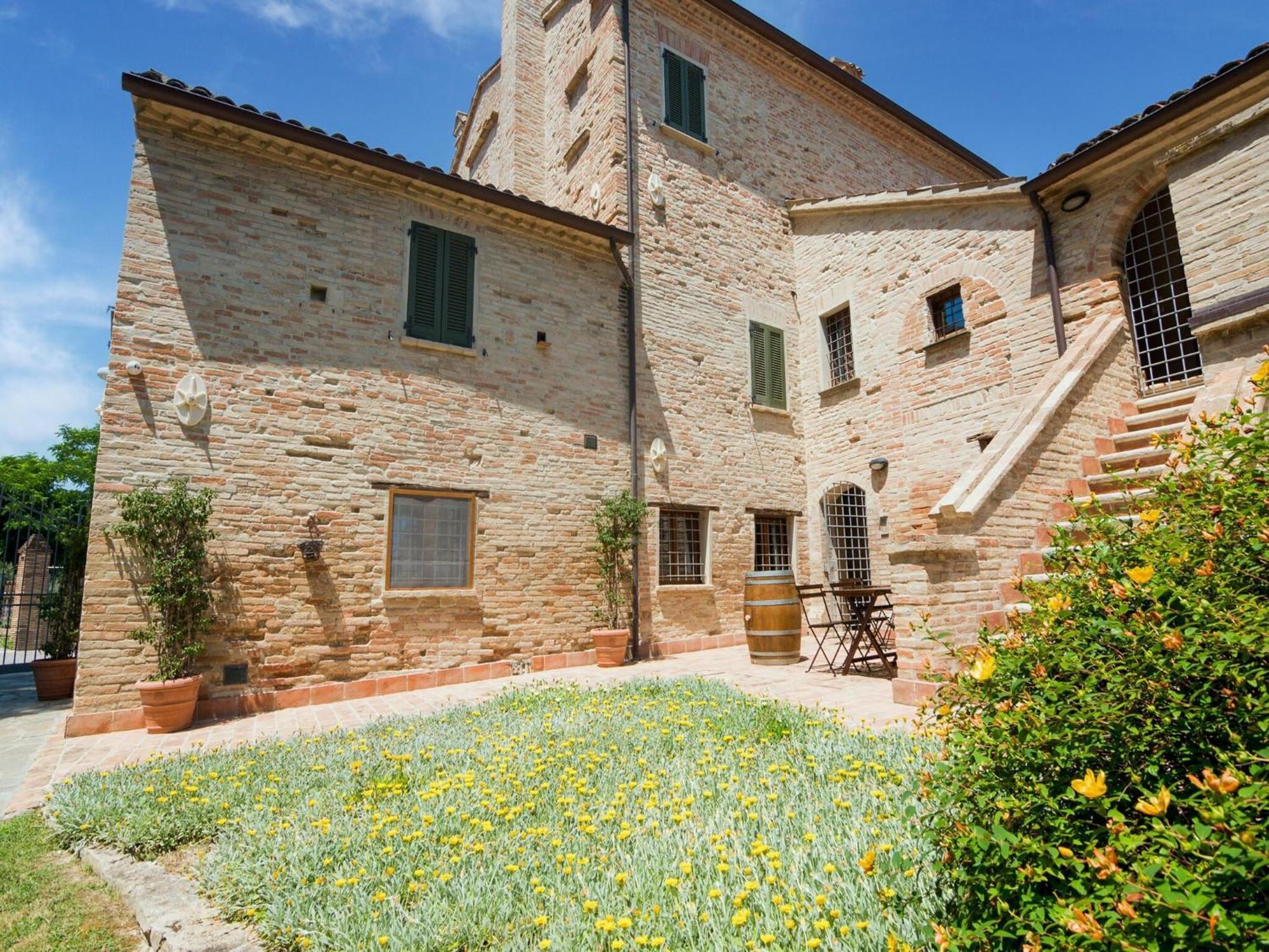 Stunning Apartment In Mombaroccio Near Metauro River Exterior foto