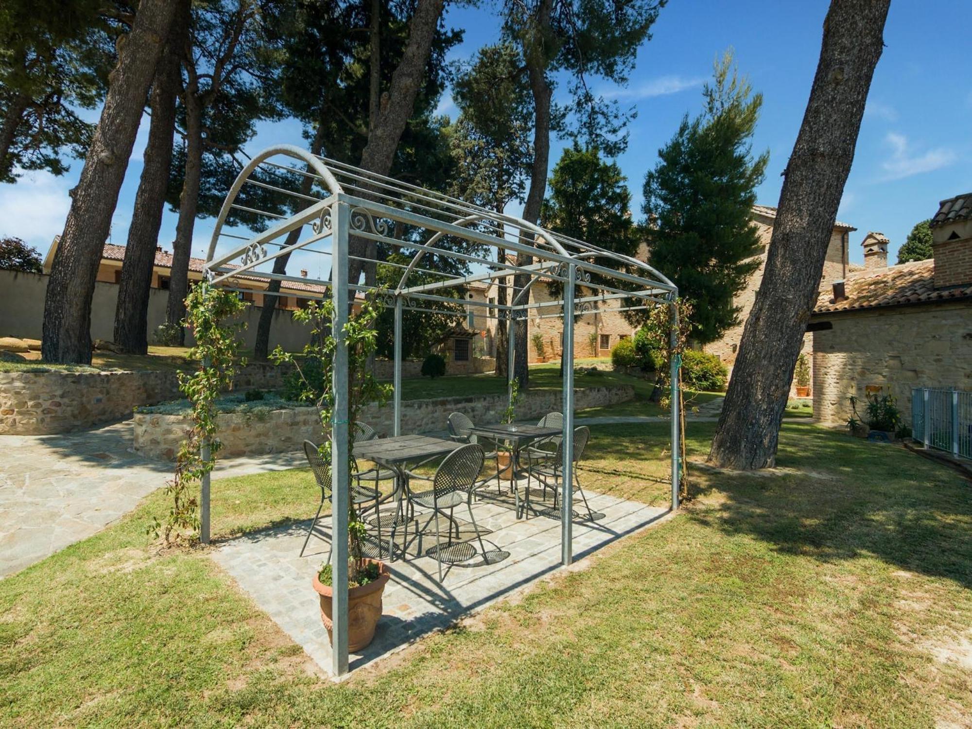 Stunning Apartment In Mombaroccio Near Metauro River Exterior foto