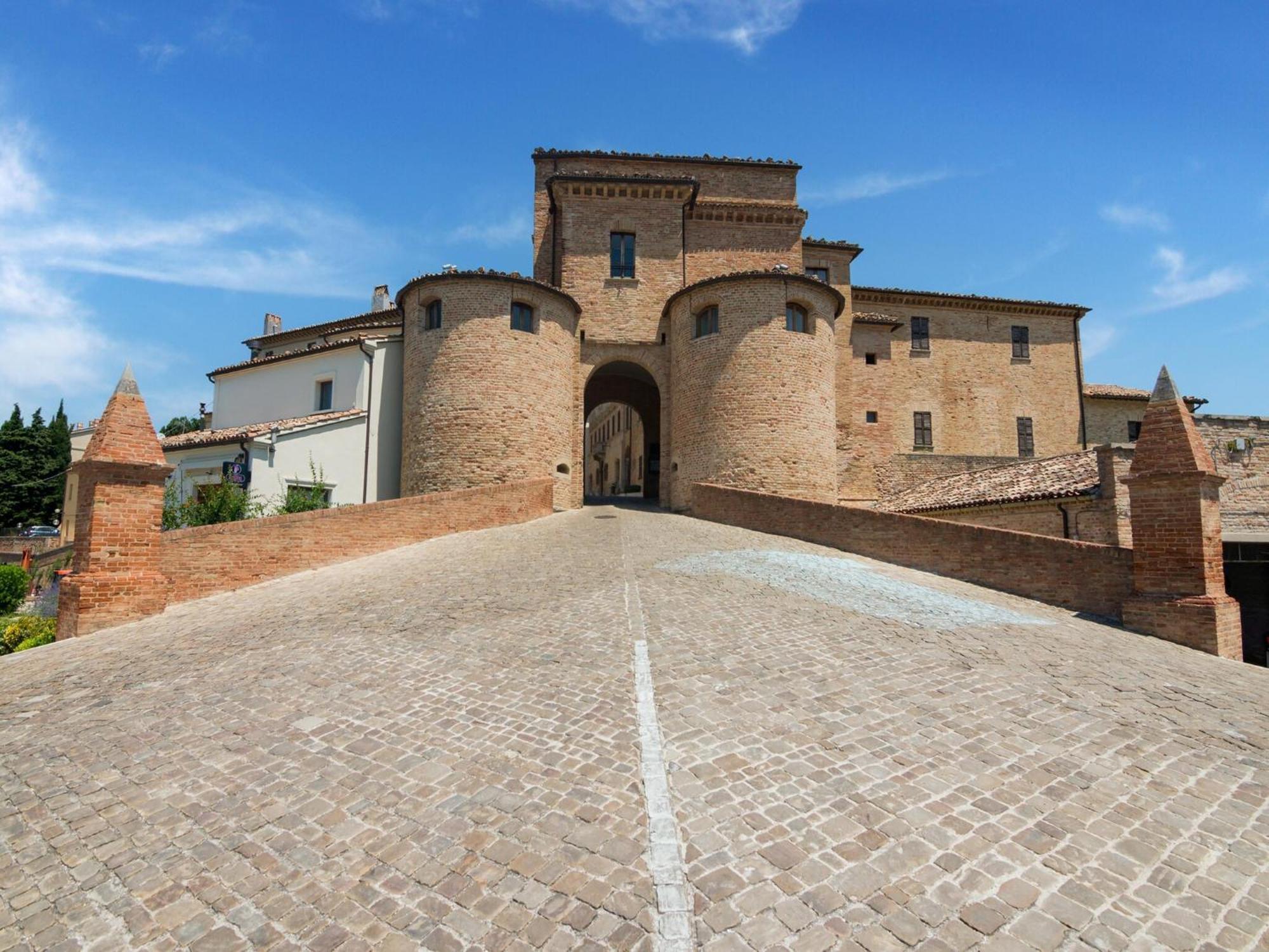 Stunning Apartment In Mombaroccio Near Metauro River Exterior foto