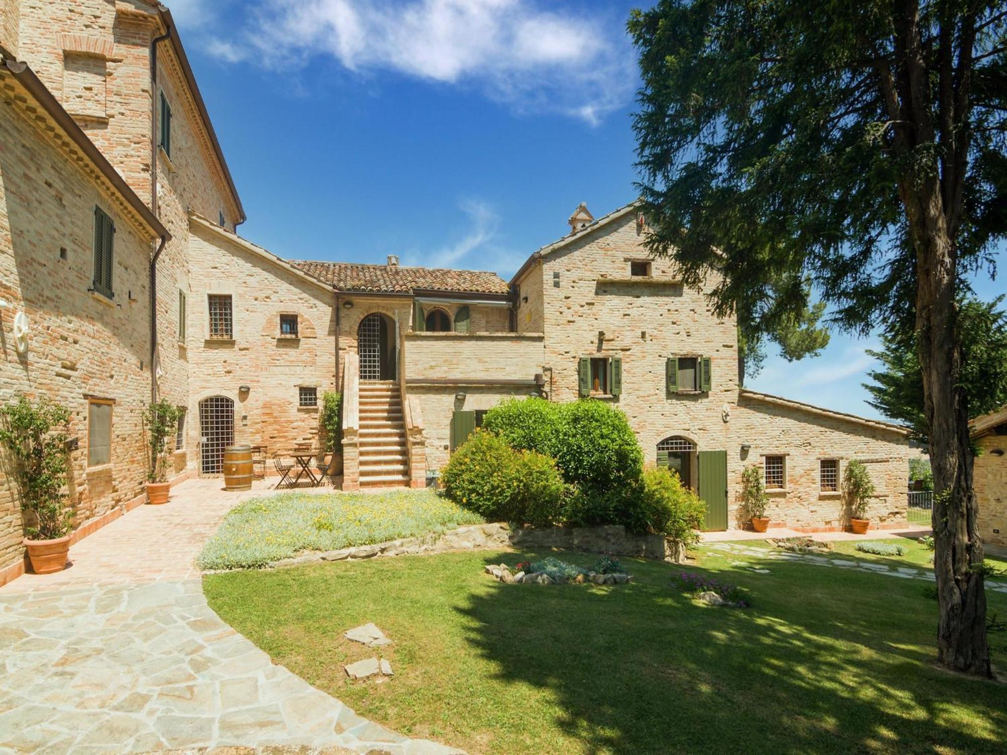 Stunning Apartment In Mombaroccio Near Metauro River Exterior foto