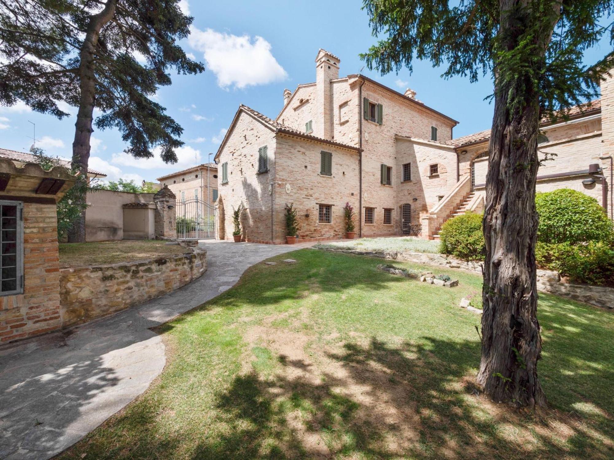 Stunning Apartment In Mombaroccio Near Metauro River Exterior foto