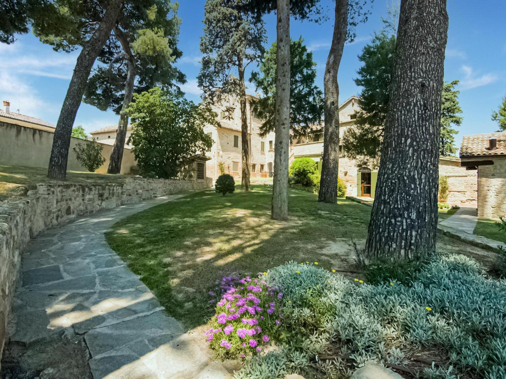 Stunning Apartment In Mombaroccio Near Metauro River Exterior foto