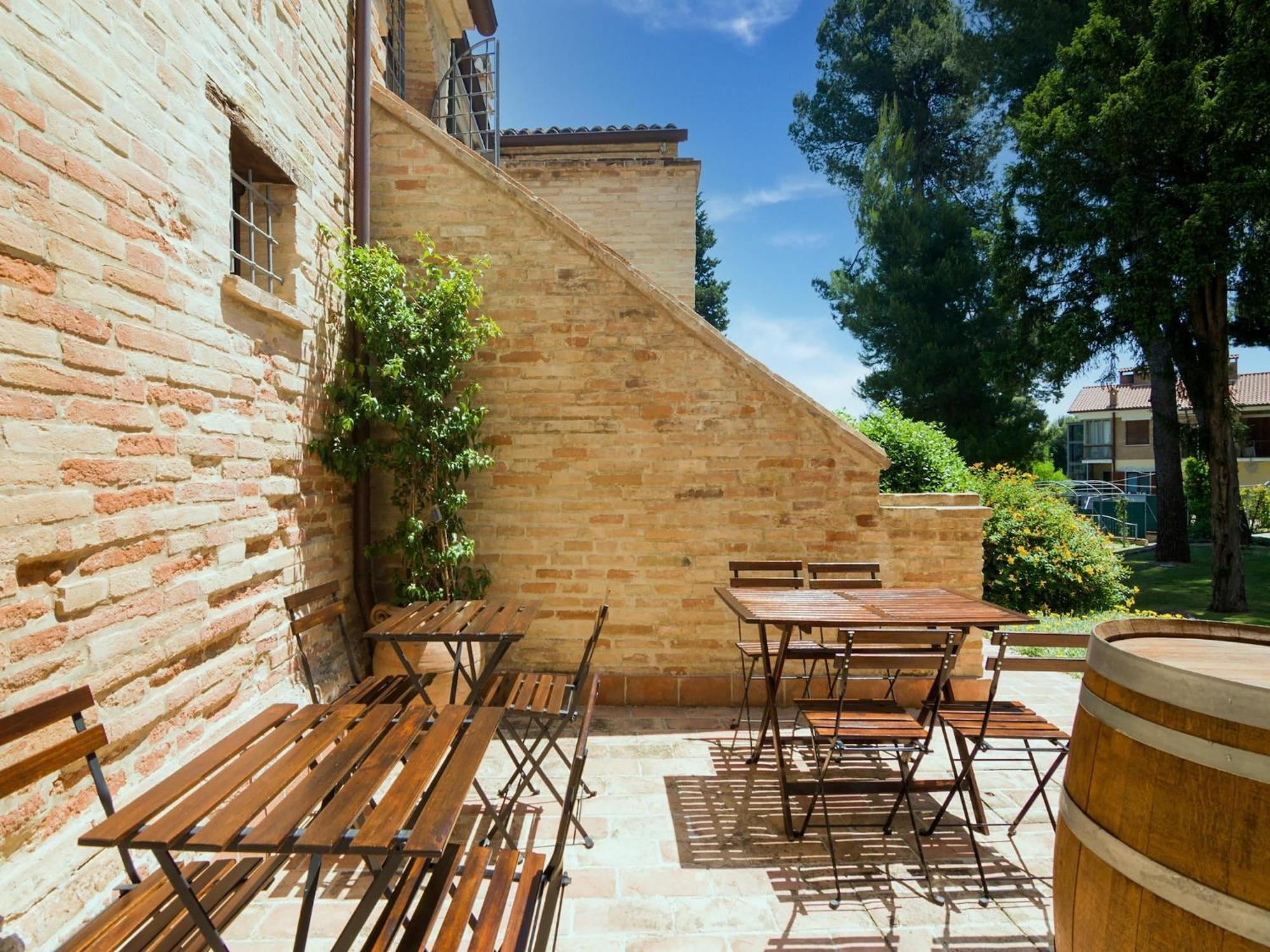 Stunning Apartment In Mombaroccio Near Metauro River Exterior foto