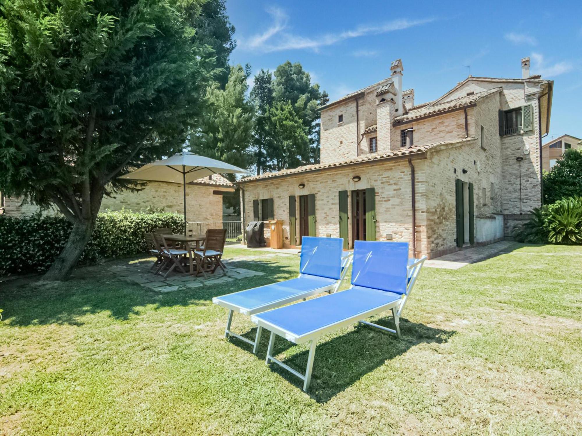 Stunning Apartment In Mombaroccio Near Metauro River Exterior foto