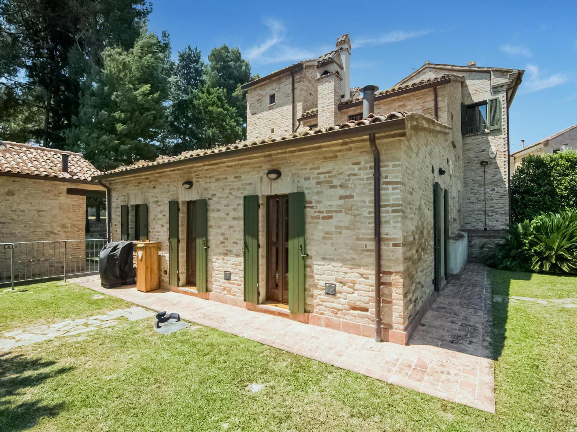 Stunning Apartment In Mombaroccio Near Metauro River Exterior foto