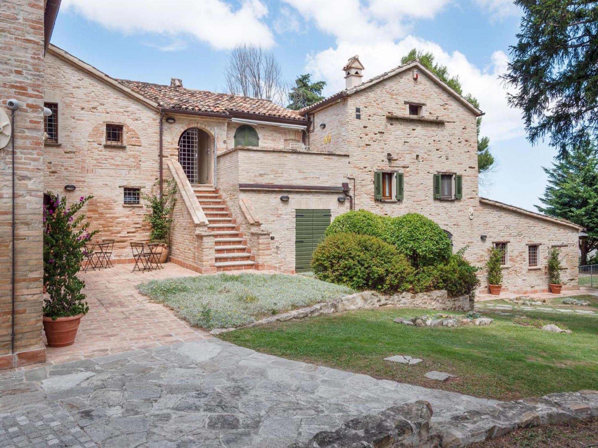 Stunning Apartment In Mombaroccio Near Metauro River Exterior foto