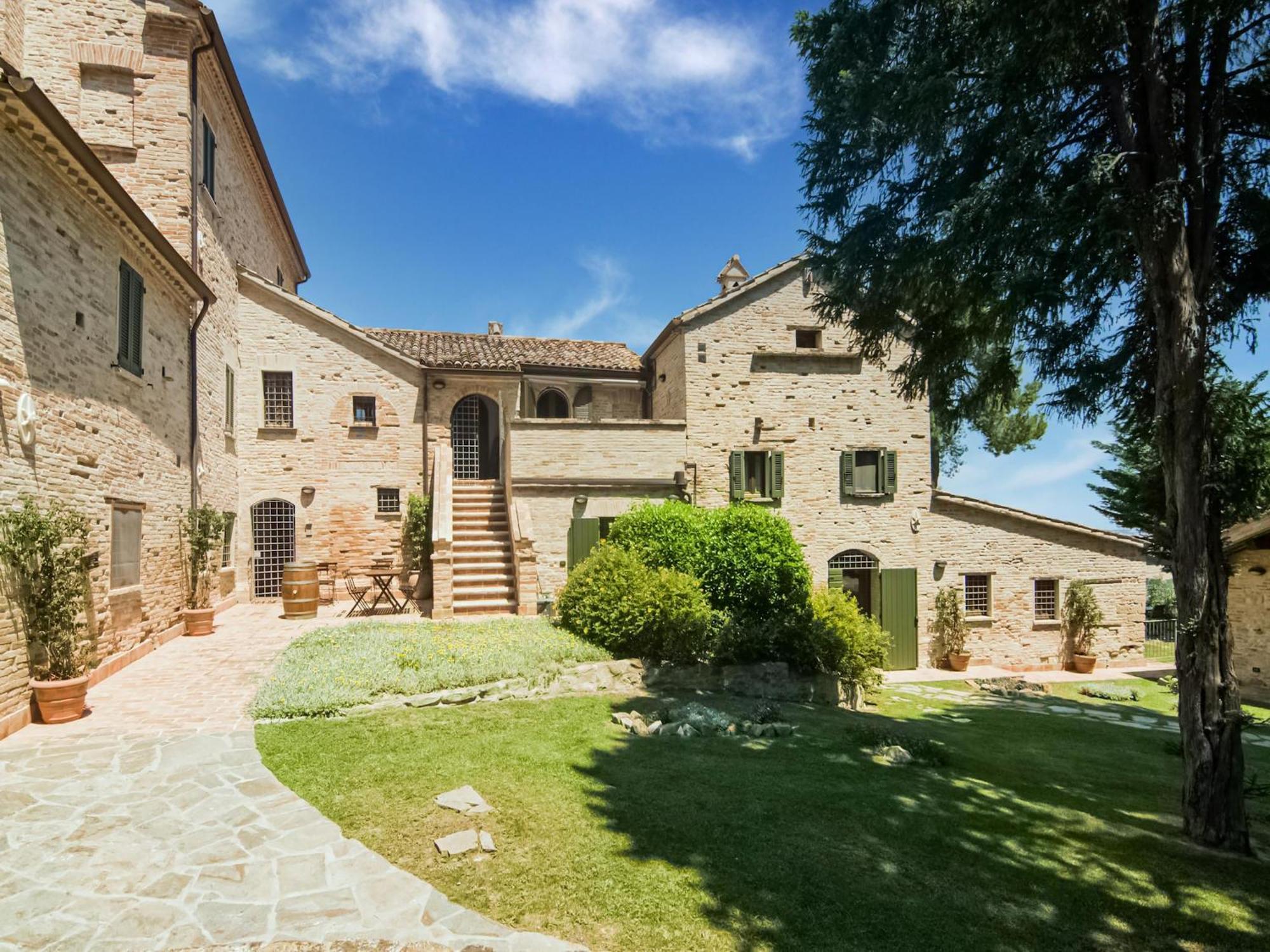 Stunning Apartment In Mombaroccio Near Metauro River Exterior foto
