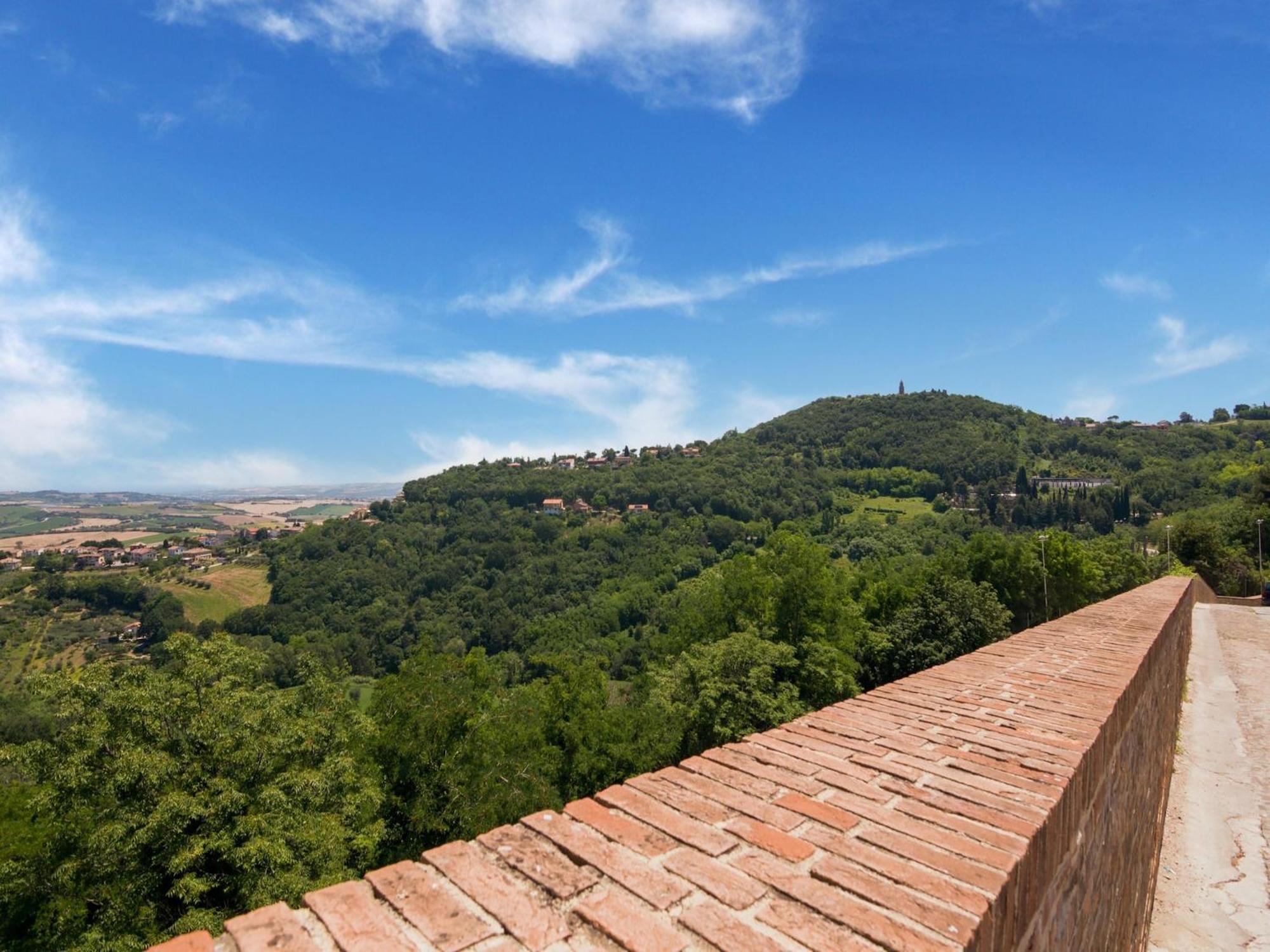 Stunning Apartment In Mombaroccio Near Metauro River Exterior foto