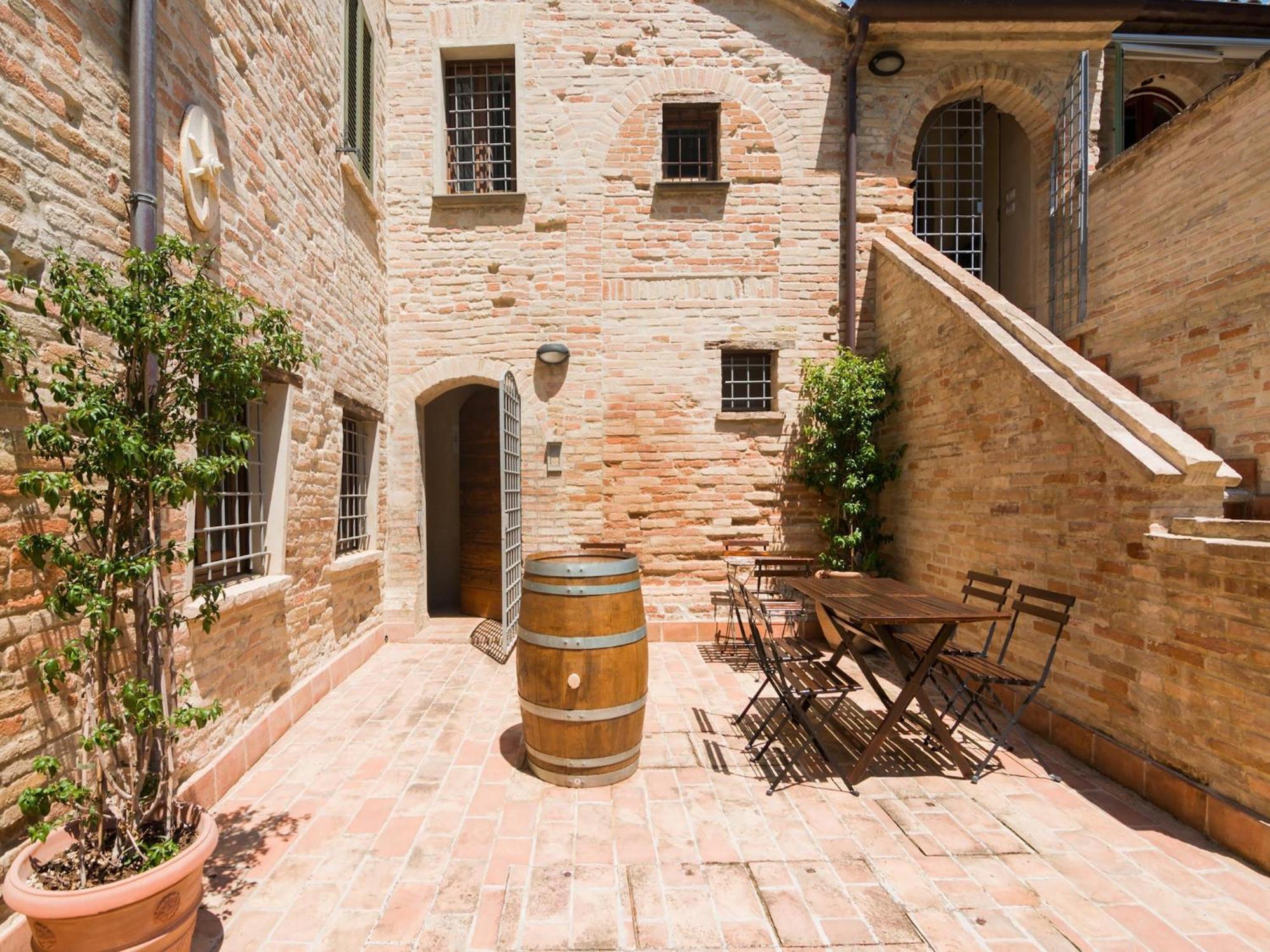 Stunning Apartment In Mombaroccio Near Metauro River Exterior foto
